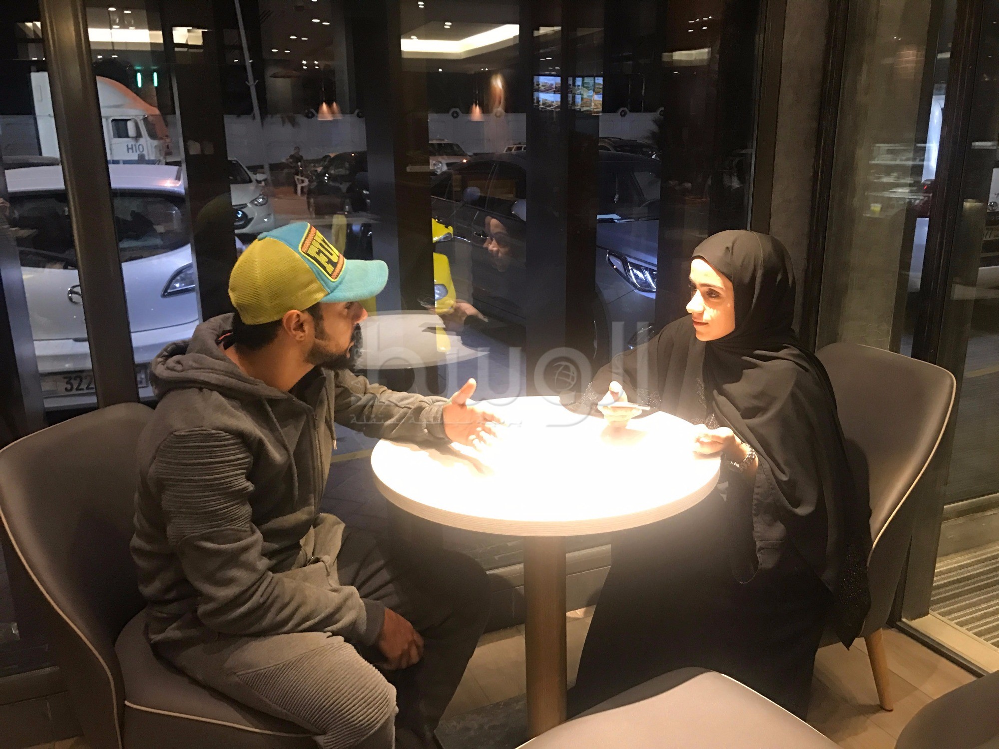الزميلة زهراء البني خلال الحوار مع الممثل علي الخاتم
