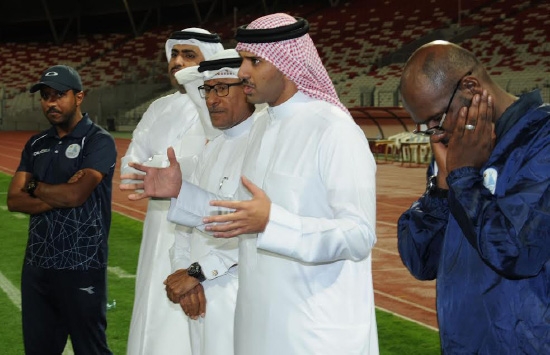 ﻿علي بن خليفة يتحدث مع لاعبي الحد أمس