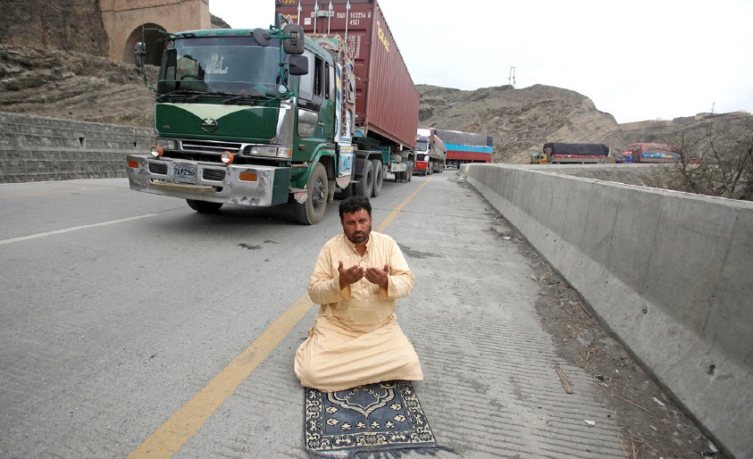 ﻿سائق شاحنة يصلي في الطريق بالحدود الباكستانية الأفغانية - REUTERS