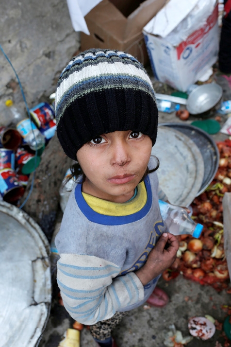 ﻿طفل عراقي من النازحين أثناء انتظاره الطعام في غرب الموصل - reuters