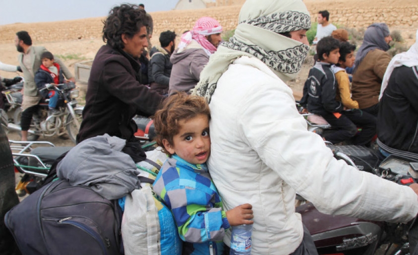 ﻿سوريون يفرُّون من مناطق القتال قرب الرقة-EPA