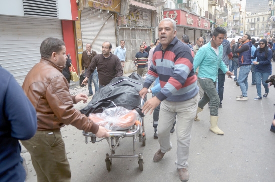 ﻿مصريون يشاركون في نقل المصابين والقتلى أمام كنيسة في الأسكندرية - reuters