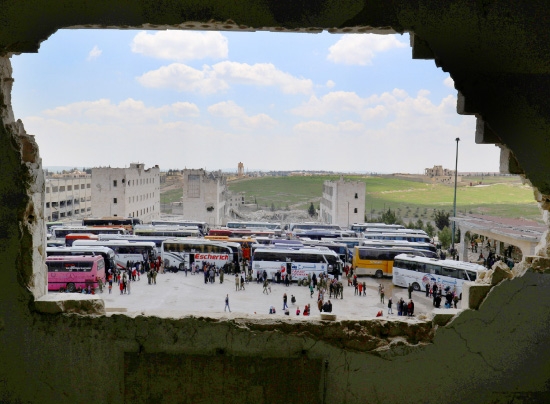 ﻿نازحون من قريتي الفوعة وكفريا بالقرب من الحافلات في حلب - reuters
