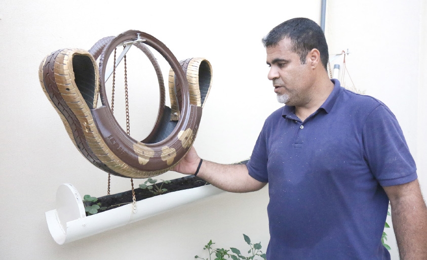 ﻿المواطن سمير حسن علي يبدع في تدوير المواد المستهلكة وتحويلها إلى مصنوعات أخرى مفيدة - تصوير محمد المخرق
