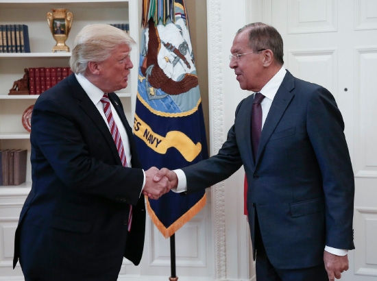 ﻿ الرئيس الأميركي مصافحاً وزير الخارجية الروسي في البيت الأبيض - epa