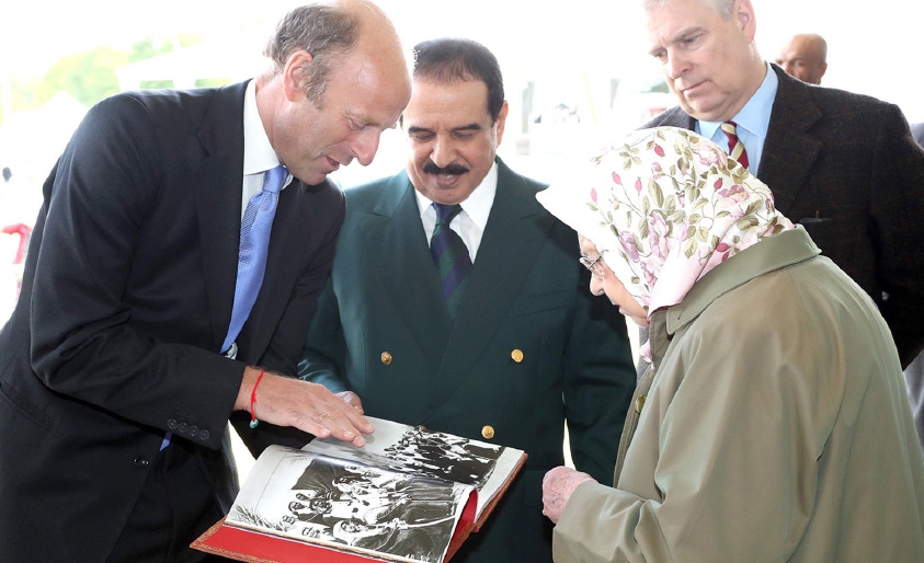 ﻿روبرت غود مان يُهدي جلالة الملك كتاباً بمناسبة مرور 200 عام من العلاقات البريطانية البحرينية