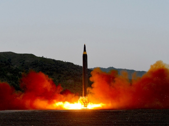 ﻿كوريا الشمالية: أكدت كوريا الشمالية أمس (الاثنين) أنها اختبرت بنجاح نوعاً جديداً من الصواريخ قال الخبراء إنها تتميز بمدى غير مسبوق يسمح لها بالوصول إلى القواعد الأميركية في المحيط الهادئ، مؤكدة أنه يمكن تحميله «برأس نووية قوية». وطلبت اليابان والولايات المتحدة عقد اجتماع عاجل لمجلس الأمن الدولي يمكن أن يعقد اليوم (الثلثاء) بينما اعتبر الرئيس الروسي فلاديمير بوتين التجربة «خطيرة» لكنه دعا في الوقت نفسه إلى وقف «تخويف كوريا الشمالية» وإلى التوصل لحل سلمي لهذه المسألة. - afp
