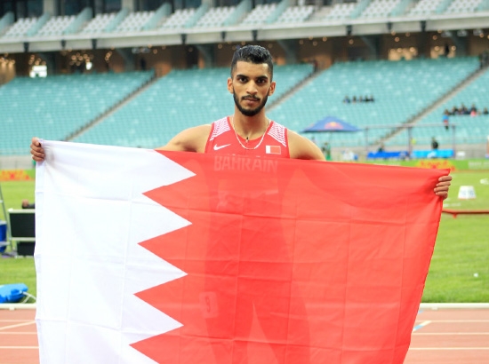 ﻿علي خميس دائماً يرفع علم البحرين