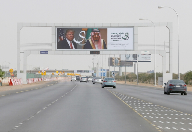 ﻿لوحة في أحد شوارع الرياض ترحب بزيارة الرئيس الأميركي - REUTERS