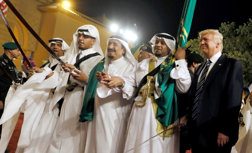 ﻿العاهل السعودي والرئيس الأميركي يشاركان في رقصة العرضة - EPA