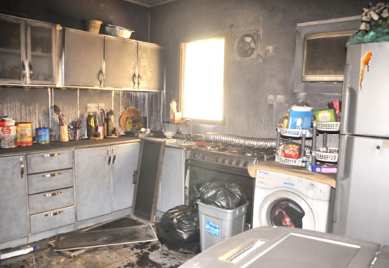 ﻿آثار الحريق في منزل عائلة الطفل الفقيد