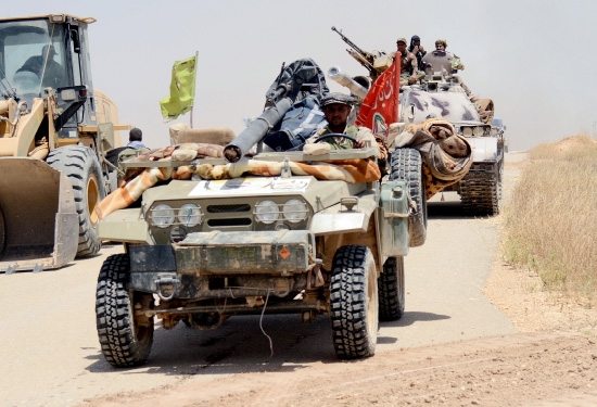 ﻿قوات الحشد الشعبي في مركباتهم العسكرية في قرية أم جاريس على الحدود العراقية مع سورية - reuers
