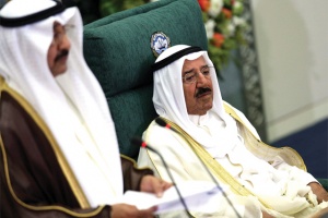 أمير الكويت يدعو البرلمان والحكومة إلى تكريس التعاون