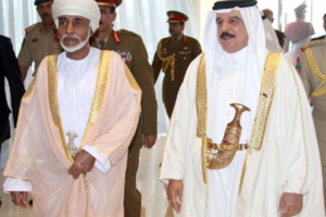 سلطان عمان يغادر البلاد