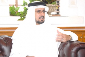 على أعمدة الإنارة في جميع الشوارع بلا استثناء