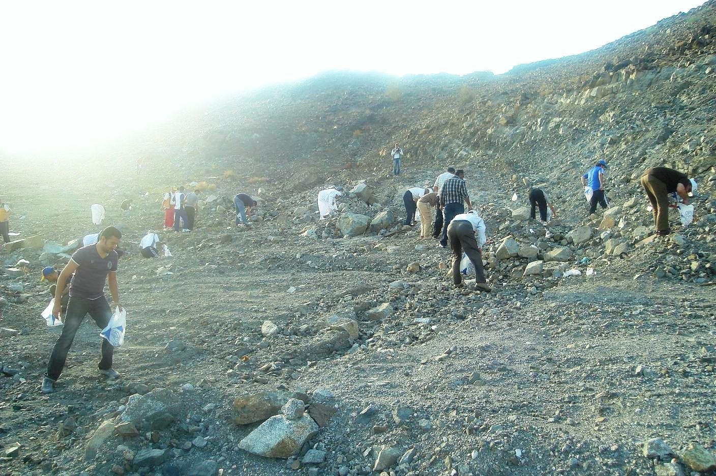 صور لحجاج بحرينيين يجمعون الجمرات في مكة المكرمة اليوم 