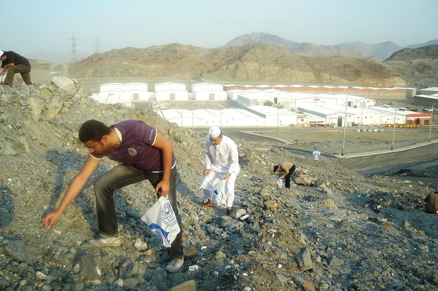 صور لحجاج بحرينيين يجمعون الجمرات في مكة المكرمة اليوم 