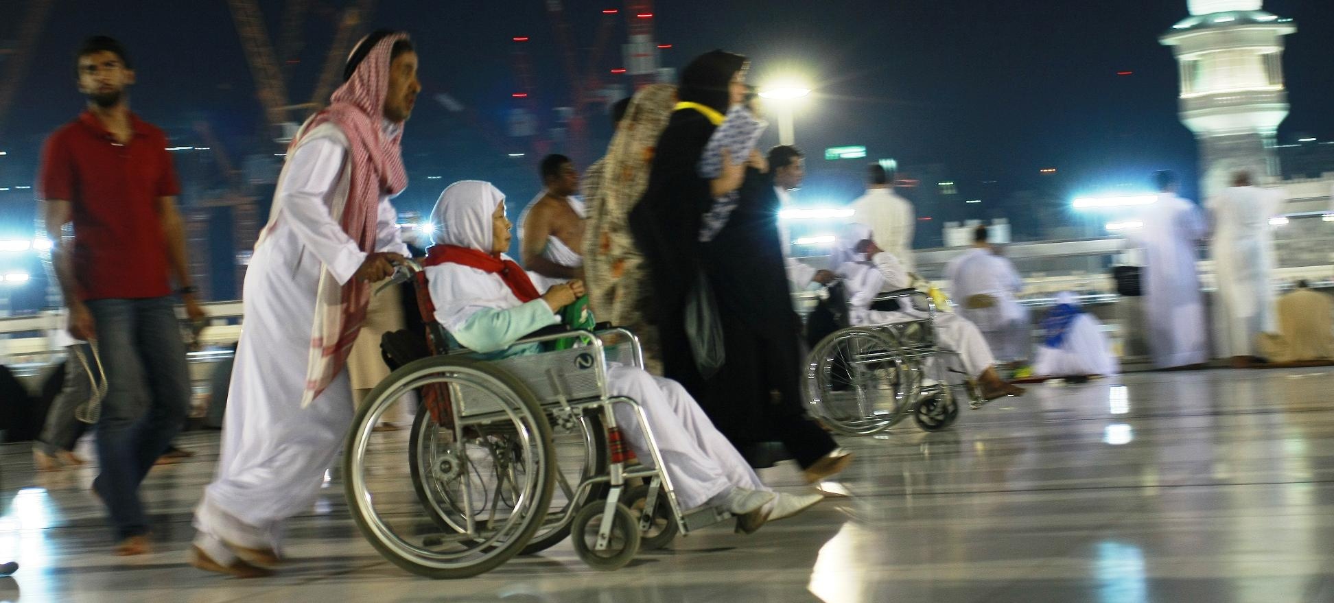 صور لطواف كبار في السن في بيت الله الحرام امس 