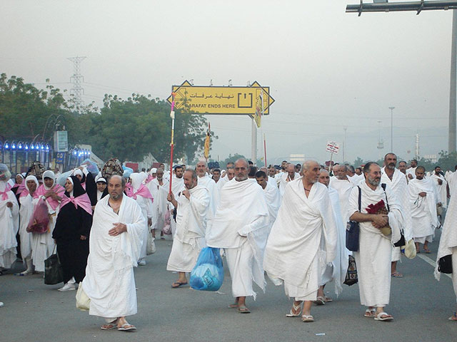 وما يزال الحجاج يتوافدون على عرفة