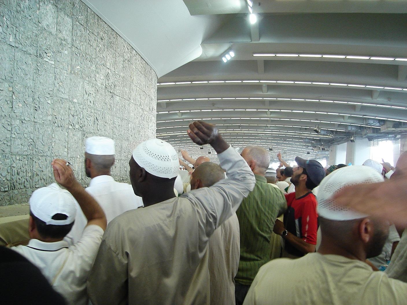 حجاج يلقون حصيهم على الجمرة الصغرى