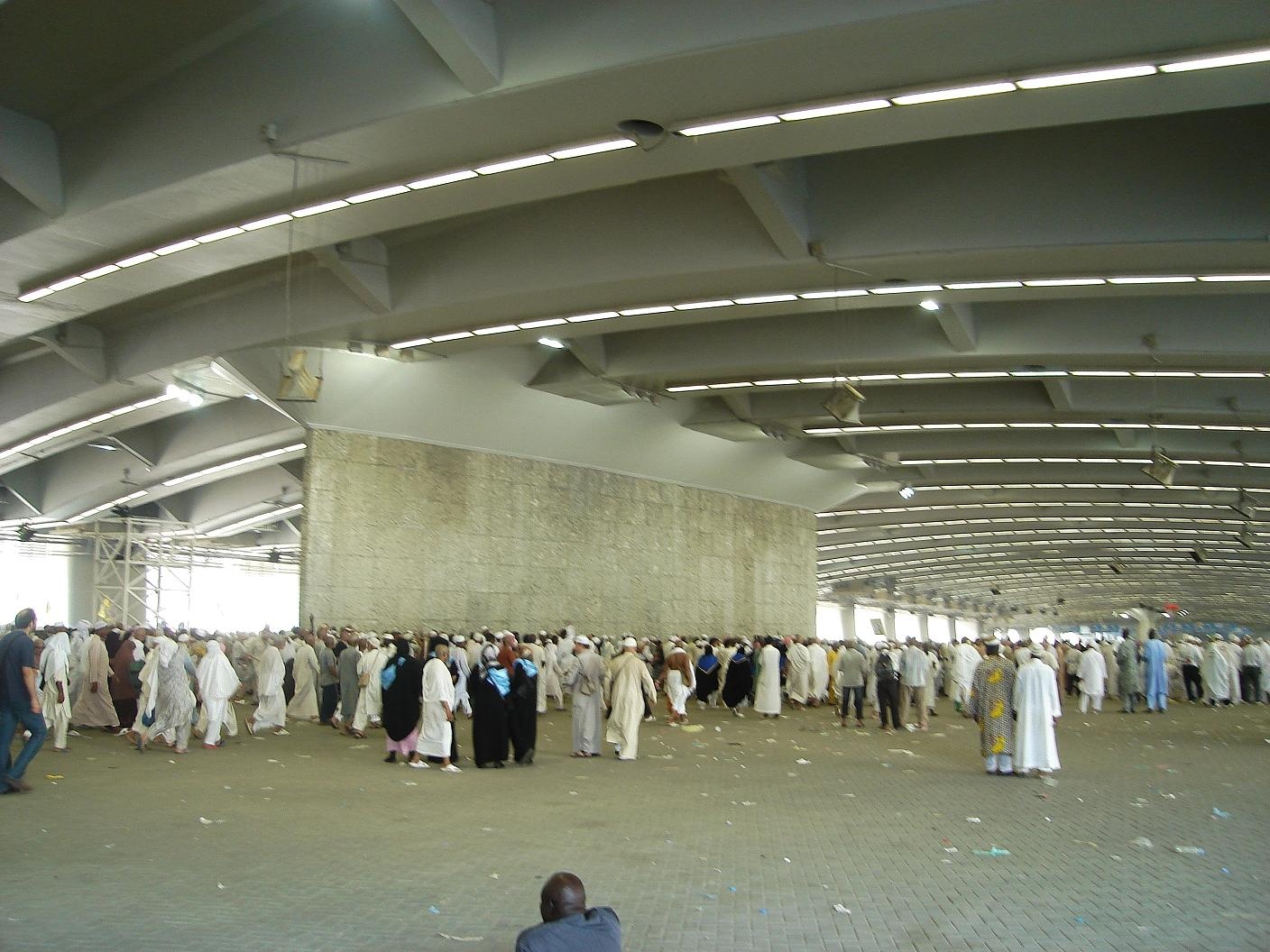 .. ويستمر الرمي على الجمرة الوسطى