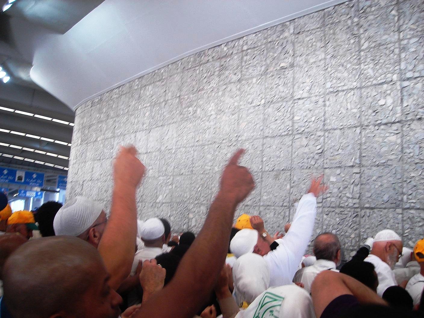 الحجاج يرمون الجمرة الكبرى