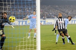 كافاني يتفنن في إحراز الأهداف على 'اليوفي'