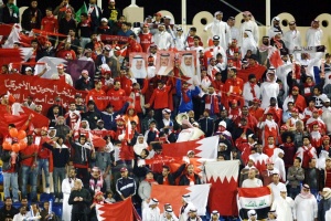 الجماهير البحرينية تساند الأحمر بقوة أمام الهند