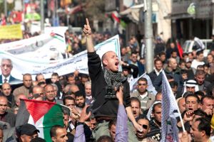 مسيرات تؤيد وأخرى تندد بالسلطة الفلسطينية... والباراغواي تعترف بفلسطين «دولة مستقلة»