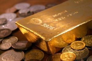 الذهب يستقر دون أعلى مستوى  في شهر مع إحجام المستثمرين