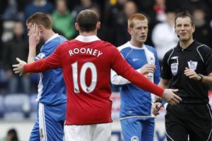 روني يفلت من العقاب رغم اعتدائه على المنافس 