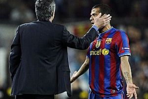 ألفيش يؤكد رغبته في البقاء مع برشلونة وينتقد شكاوى مورينيو المتكررة 