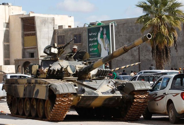 دور الجيش الليبي مازال غامضاً في الثورة الحالية      (رويترز)