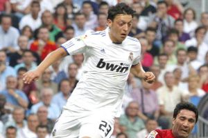 أوزيل يطلب الاعتدال في تقييم مستواه ويرفض مقارنته بزيدان 