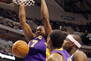 الفوز الرابع على التوالي لليكرز ودالاس الى البلاي اوف