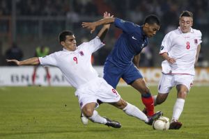 مدرب لوكسمبورغ يشيد بلاعبي فريقه رغم هزيمة فرنسا