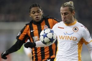 'المدفعجية والليفر' يلاحقان الفرنسي ميكسيس