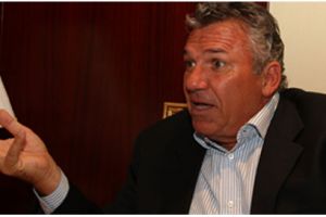 البرازيلي لازاروني يجدد عقده رسميا مع فريق قطر ثلاثة مواسم 