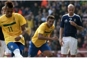 مشجع يلقي موزة على نيمار مهاجم البرازيل 