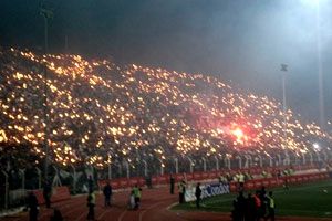 الجزائريون يحتفلون بالفوز على المغرب في الشوارع 