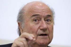 بلاتر يحث البرازيل على الأسراع في بناء الملاعب