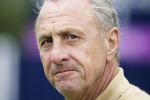 استقالة إدارة أياكس بضغط من يوهان كرويف