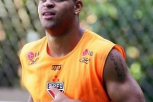 أدريانو يعود للبرازيل ويحلم بالعودة إلى المنتخب 