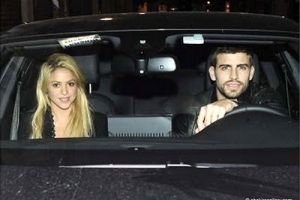 بيكيه وشاكيرا يعلنان عن حبهما في شوارع برشلونة