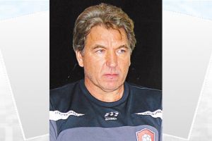 الرائد يمدد عقد مدربه جوميز لموسم آخر