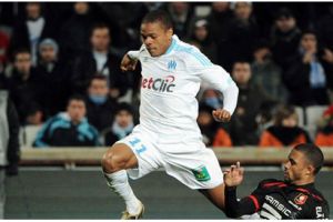 الشقيقان ايو يضعان مرسيليا في صدارة بطولة فرنسا