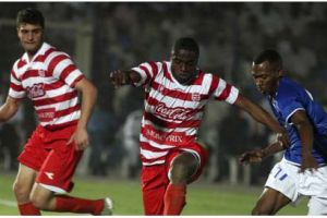 الجماهير تتسبب في إيقاف مباراة الأفريقي والهلال