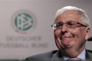 رئيس الاتحاد الألماني لكرة القدم يؤيد إعادة انتخاب بلاتر لرئاسة الفيفا 