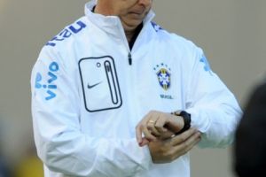  مينزيس يناشد الجماهير الصبر على لاعبي البرازيل