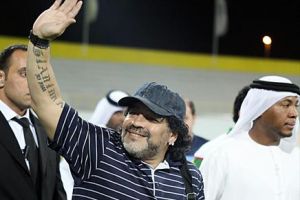 الأسطورة مارادونا يصل إلى دبي